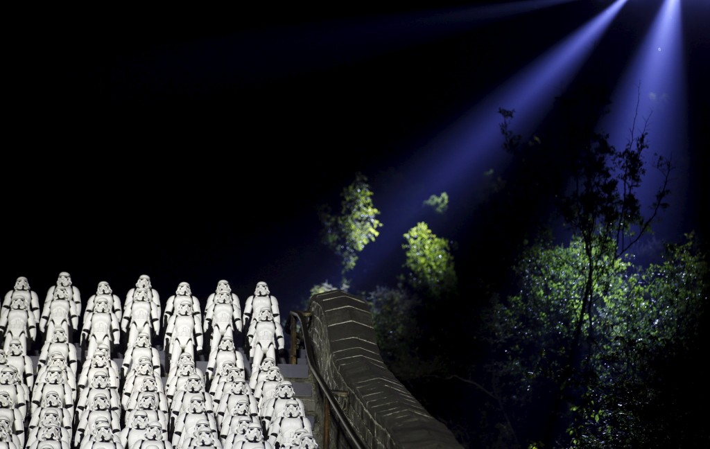 Πεντακόσια αντίγραφα των Stormtrooper από το «Star Wars στο Πεκίνο για την προώθηση της νέας ταινίας της σειράς. (REUTERS/Jason Lee)
