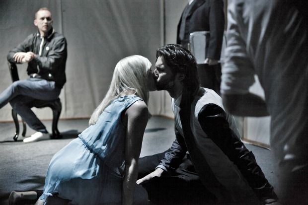 Θρίλερ του Χίτσκοκ θυμίζει η «Υβόννη, η πριγκίπισσα της Βουργουνδίας», του Βιτόλντ Γκομπρόβιτς (1935) που θα έχει προσαρμόσει ο πολωνός σκηνοθέτης, Κριστόφ Γκαρμπατσέφσκι (sgt.gr)