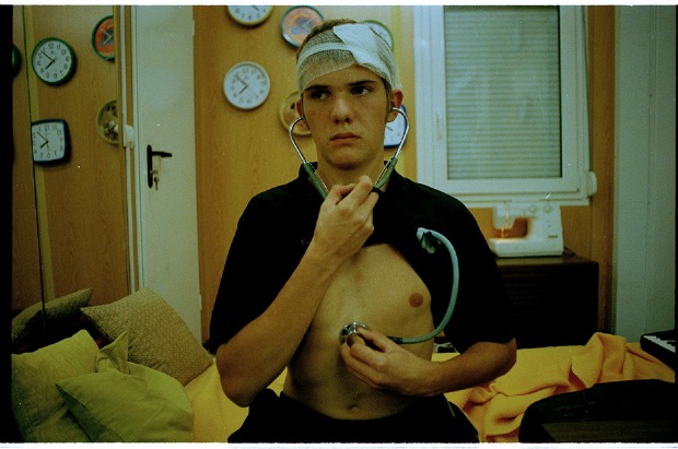 Ο νεαρός πρωταγωνιστής, ως εξεγερμένος Φρανκενστάιν της εποχής μας, στο θεατρικό έργο «Frankenstein – Project», του ούγγρου σκηνοθέτη, Κόρνελ Μούντρουτσο (sgt.gr)