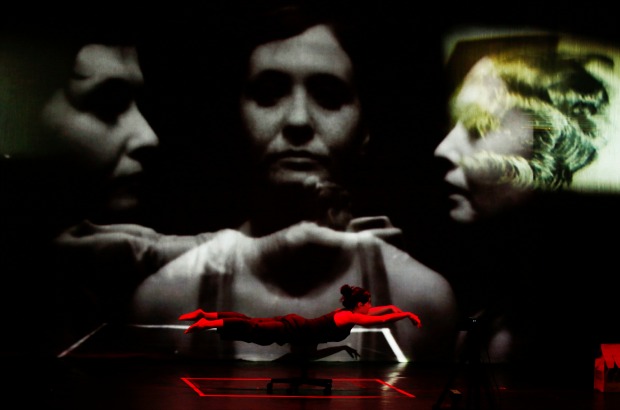 «Clouds»: Ολοζώντανο και υπερσύγχρονο θέατρο της κολεκτίβας Handa Gote research & Development από την Πράγα