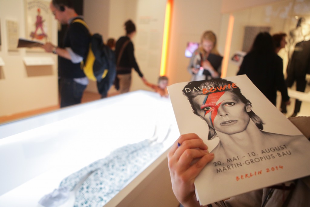 Στην έκθεση «David Bowie is» στο Martin Gropius Bau στο Βερολίνο (Photo by Christian Marquardt/Getty Images)