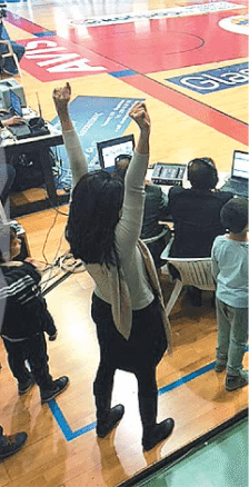 Η Νίνα Κασιμάτη στο παρκέ (φωτο από Τα Νέα)