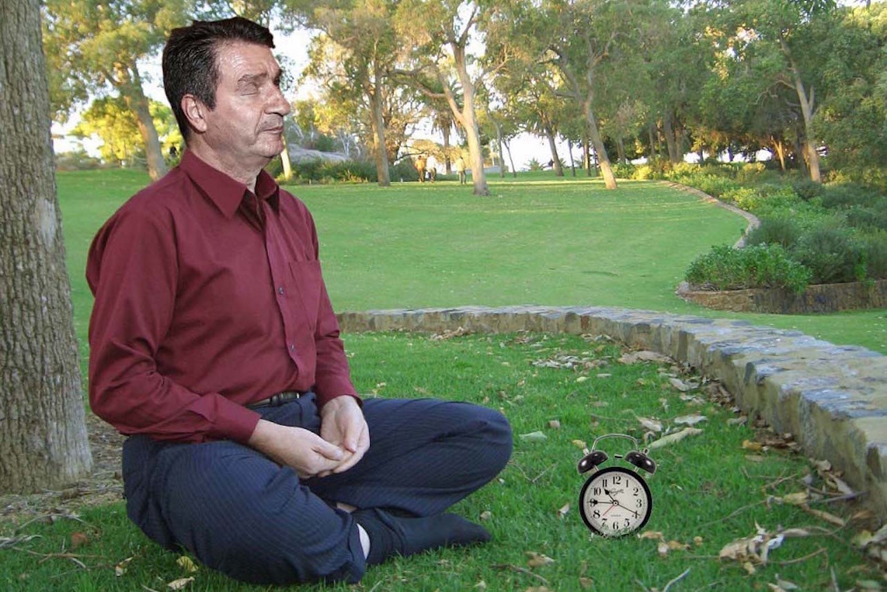 Σε ένα ειδικά διαμορφωμένο χώρο στο Πάρκο Ελευθερίας έκανε τις ασκήσεις διαλογισμού σήμερα ο Γιώργος Καμίνης