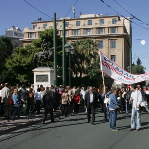Το 2004, το ίδιο σκηνικό, με τους εργαζόμενους να αγωνιούν και να διαδηλώνουν (photo ΑΠΕ/ ΣΤΕΛΙΟΣ ΑΞΙΩΤΗΣ)