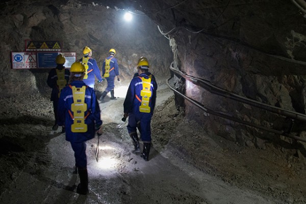 Επίσκεψη στελεχών της εταιρείας Fairphone στο ορυχείο χρυσού Γιαντάι της Κίνας 