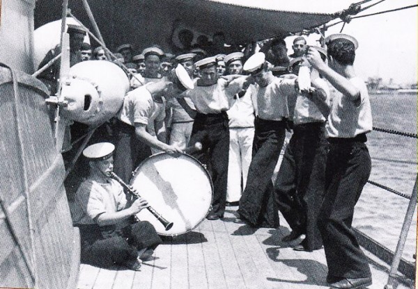 το πλήρωμα διασκεδαζει με ηθικον ακμαιότατον