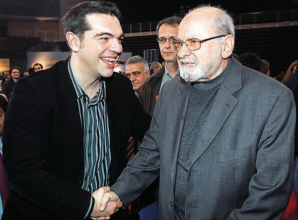 Η χειραψία, το πλατύ χαμόγελο και ο σκεπτικισμός. Ο νεαρός τότε Αλέξης Τσίπρας και ο Λεωνίδας Κύρκος ο οποίος θεωρούσε «βιαστική» την ανάδειξή του στην ηγεσία του Συνασπισμού