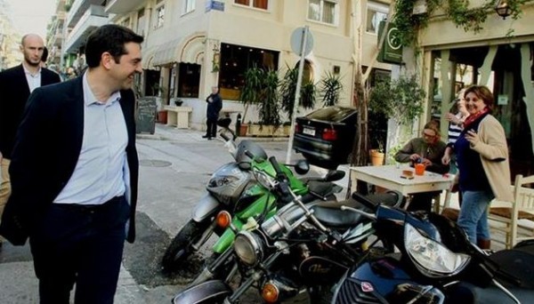 Από τη βόλτα του Αλέξη Τσίπρα στο Παγκράτι, πριν από ένα χρόνο. 