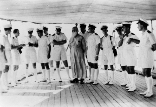 ο αρχιμανδρίτης Παπανικολόπουλος με το πλήρωμα του ΑΒΡΕΩΦ