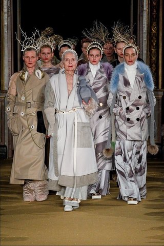 00-holding-undercover-models-over-40