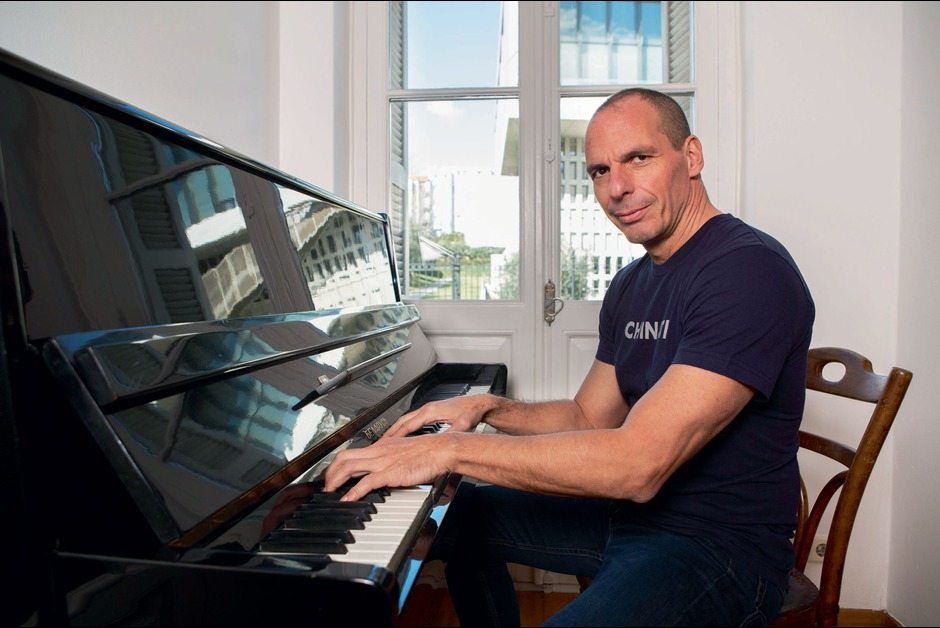 Ο Γιάνης Βαρουφάκης «μας άφησε το βουνό» σύμφωνα με τον τίτλο του έργου στο οποίο συμμετέχει στιχουργικά.