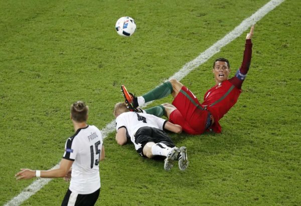 2016-06-18T203501Z_109283701_MT1ACI14444746_RTRMADP_3_SOCCER-EURO-POR-AUS