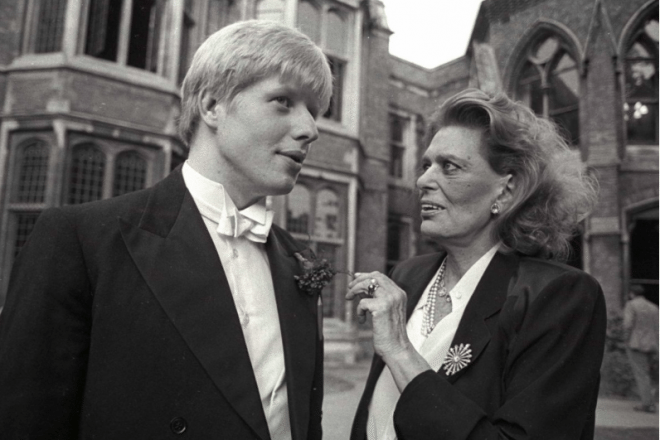 Ως φοιτητής, με τη Μελίνα Μερκούρη. Φυσικά ως δήμαρχος Λονδίνου δεν σήκωνε κουβέντα για τα γλυπτά του Παρθενώνα. «Μας ανήκουν» έλεγε...