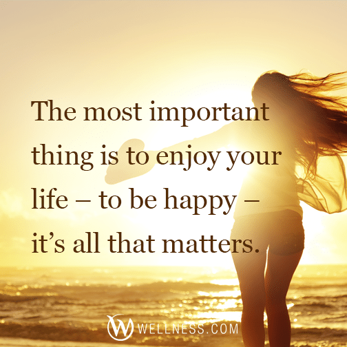 Ενα από τα σλόγκαν και τις πιο συνηθισμένες εικόνες που κατακλύζουν τα μέσα κοινωνικής δικτύωσης:  «Το πιο σημαντικό πράγμα είναι να απολαμβάνεις τη ζωή -το να είσαι ευτυχής- είναι το μόνο που μετράει». (TheWhellness.com/facebook)