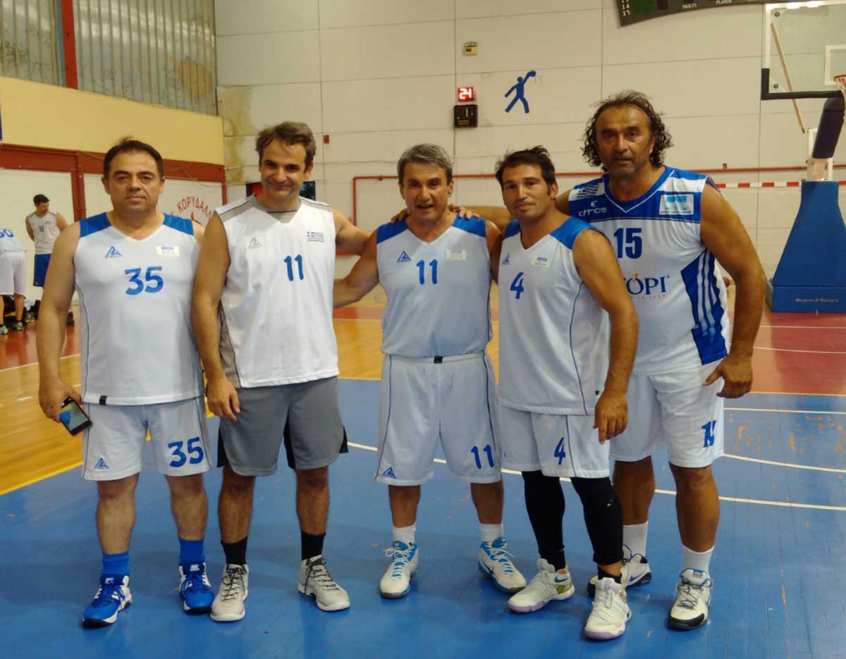 Από αριστερά Δημήτρης Κωνσταντόπουλος, Κυριάκος Μητσοτάκης, Ανδρέας Λοβέρδος, Σάκης Τζαλαλης και ο υποψήφιος με το ΠΑΣΟΚ-Δημοκρατική Συμπαράταξη, Παντελής Περιβολάρης (παίζει με υποσχετική;)