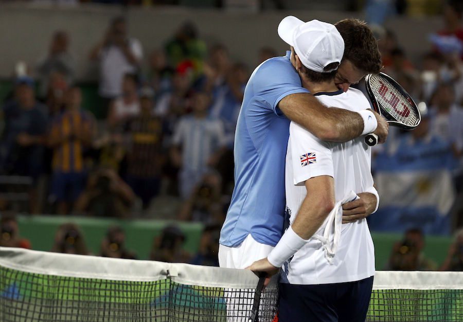 Mάρεϊ και ντελ Πότρο αγκαλιάζονται μετά το τέλος του συγκλονιστικού παιχνιδιού για το χρυσό μετάλλιο