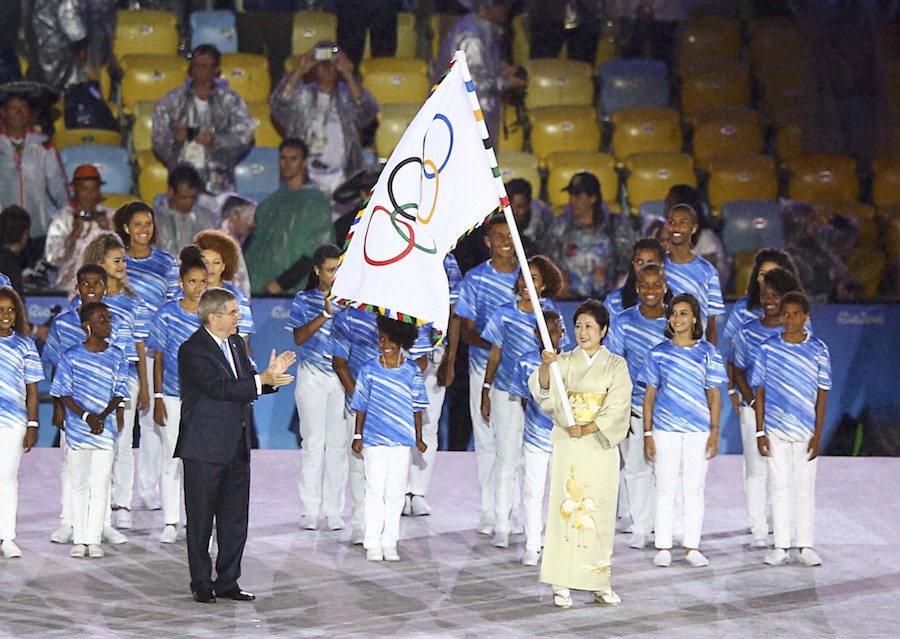 Η κυβερνήτης του Τόκιο παραλαμβάνει την ολυμπιακή σημαία από τον πρόεδρο της ΔΟΕ 