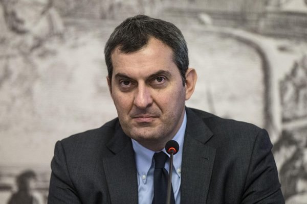 Il direttore Mario Calabresi durante la presentazione di "Origami", il nuovo settimanale de "La Stampa", all'Istituto Centrale per la Grafica a Palazzo Poli, Roma, 17 novembre 2015. ANSA/ANGELO CARCONI