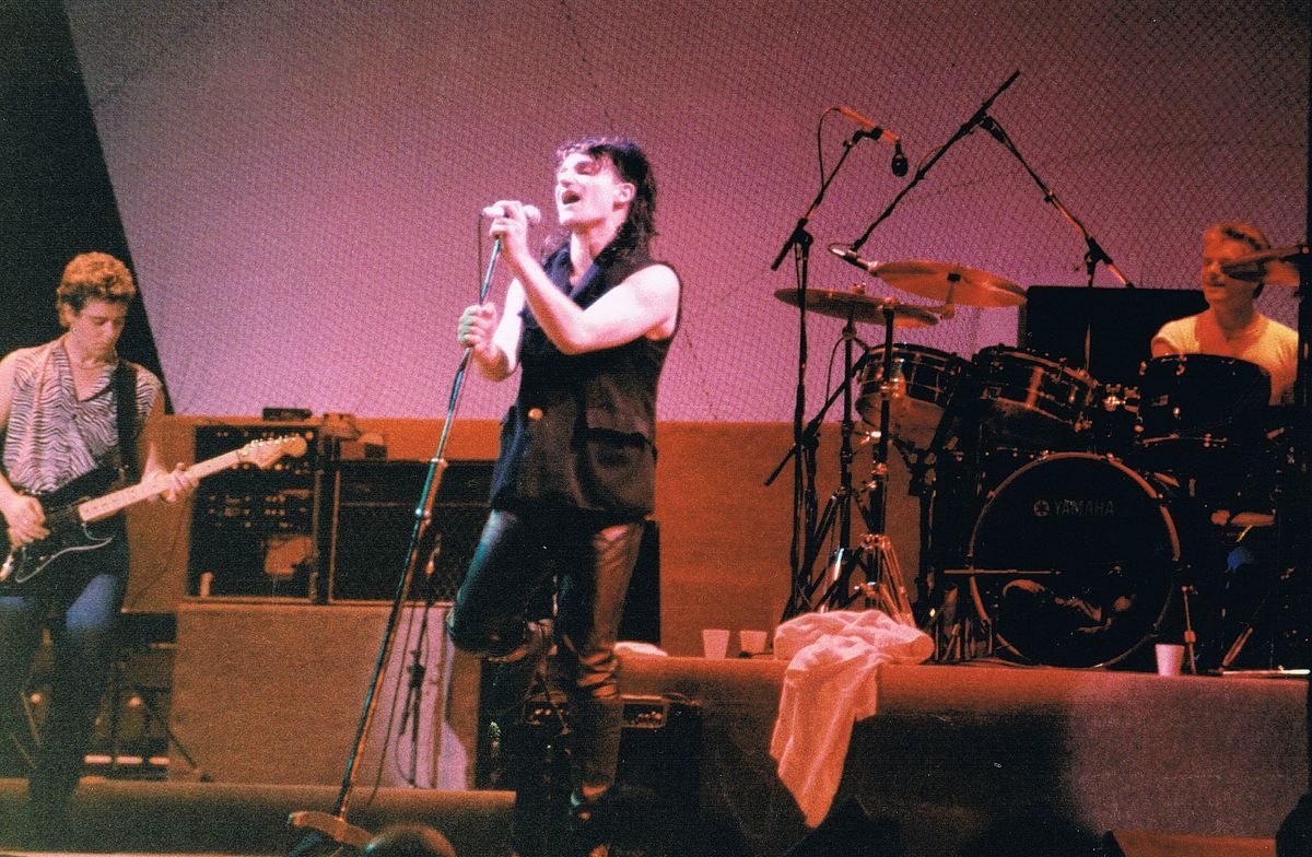 1200px-U2_on_Unforgettable_Fire_Tour_09-09-1984