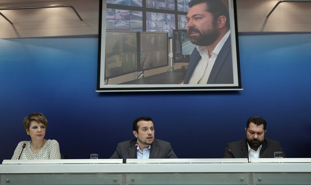 Το κυβερνητικό επιτελείο δεν παρέλειψε να δείξει οπτικοακουστικό υλικό από το σχέδιο αδειοδότησης των κλειστών τηλεοπτικών κυκλωμάτων ασφαλείας που ανέλαβε υπ' ευθύνη του ο Λευτέρης Κρέτσος