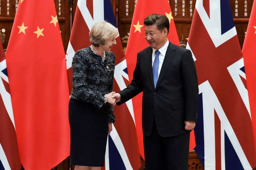 Η βρετανή πρωθυπουργός Τερέζα Μέι σε χειραψί α με τον κινέζο πρόεδρο Σι κατά τη σύνοδο του G20 στην πόλη Χαντζούν της Κίνας