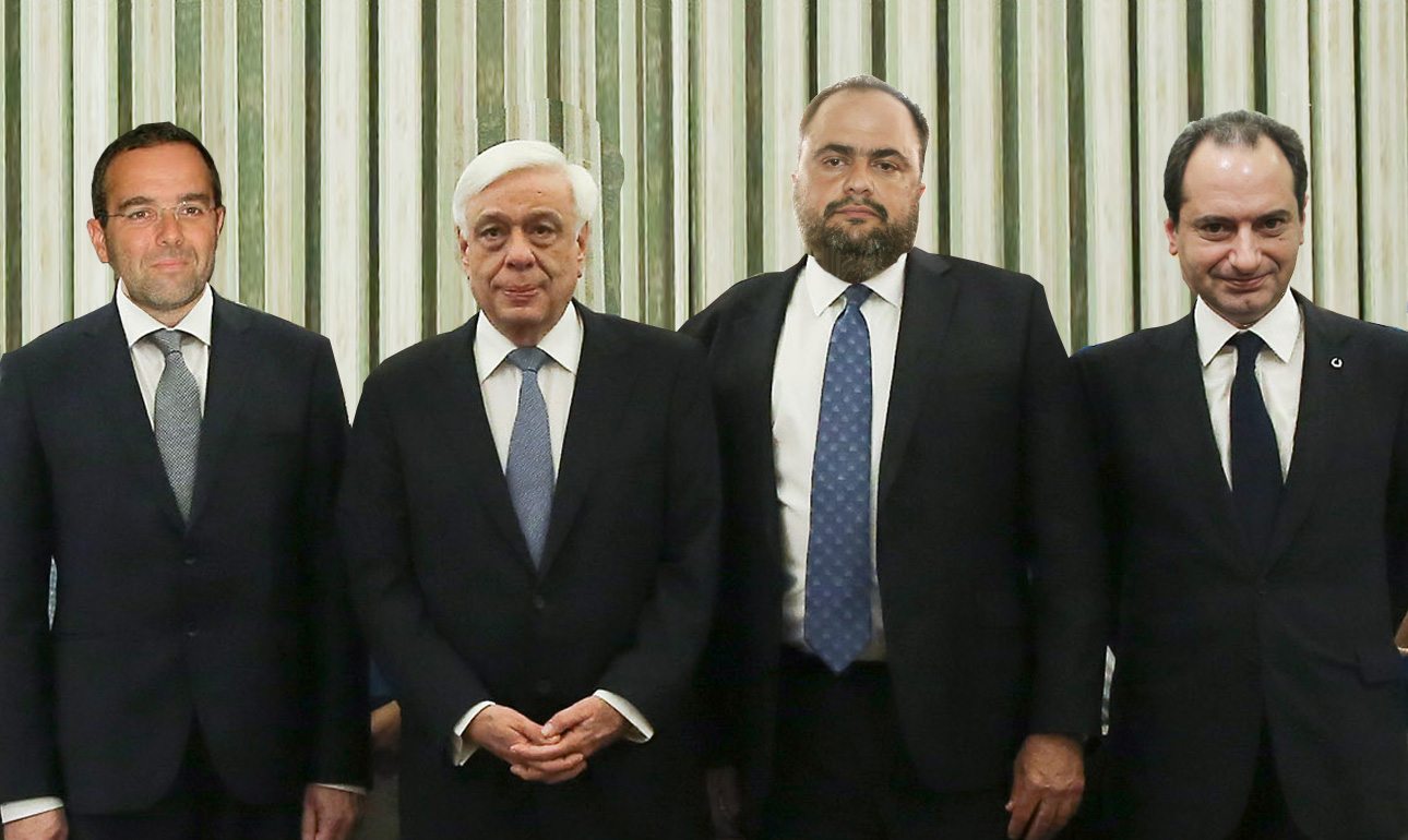 Οι νέοι καναλάρχες που προσκλήθηκαν στην εκδήλωση της Προεδρίας. Από αριστερά: Θοδωρής Κυριακού, Προκόπης Παυλόπουλος, Βαγγέλης Μαρινάκης και Χρήστος Σπίρτζης (στη θέση του Βλαδίμηρου Ιωάννη Καλογρίτσα που ήταν κουρασμένος)