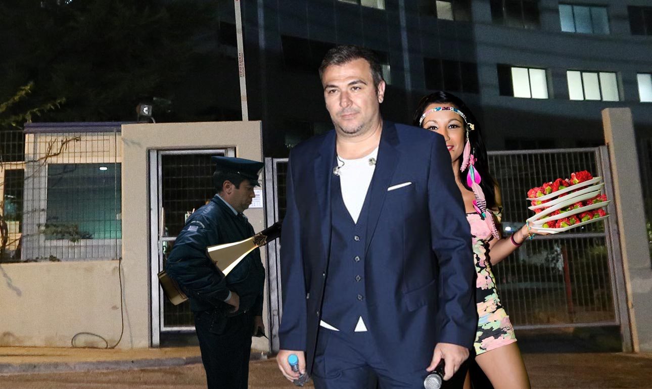 Ο φακός συνέλαβε τον Αντώνη Ρέμο με τον σχετικό εξοπλισμό του Nammos να αποχωρεί τα χαράματα από το κτίριο της Γ.Γ. Τύπου