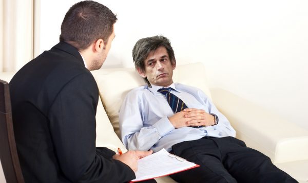 Σε έμπιστο ψυχαναλυτή του Νίκου Παππά ξεκίνησε τις συνεδρίες του ο Νίκος Καρανίκας για να απαλλαγεί από την ανάρμοστη έλξη του προς την Ελένη Μενεγάκη