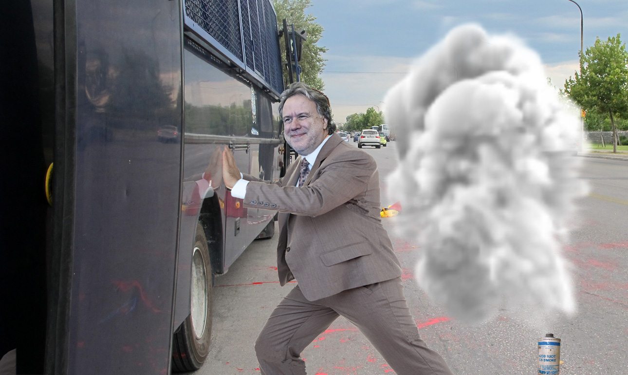 Εξαλλος εναντίον του εαυτού του ο Γιώργος Κατρούγκαλος επιτίθεται σε κλούβα των ΜΑΤ