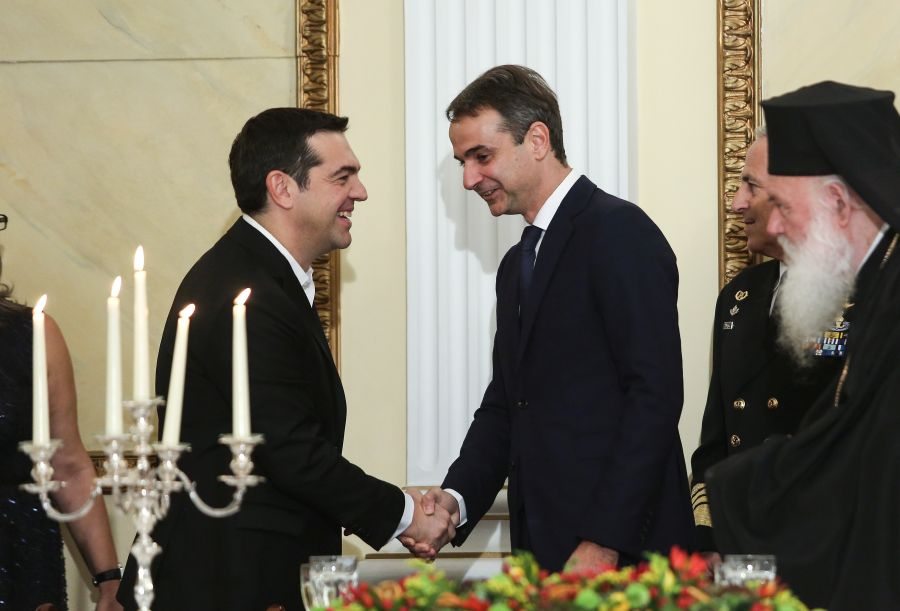 Μπροστά στους ξένους έχουμε καλούς τρόπους