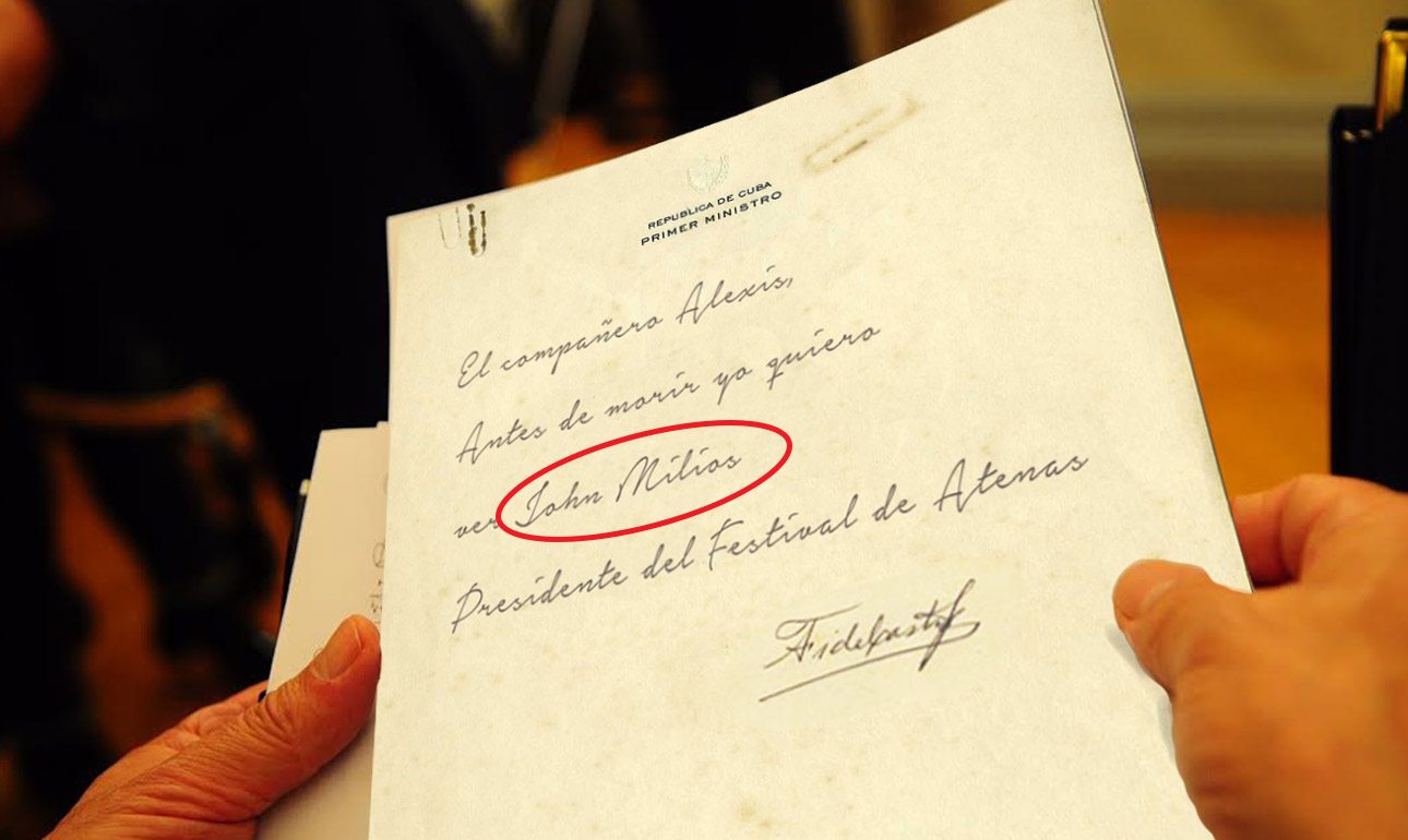 Ο Αλέξης Τσίπρας στην Κ.Ο. του ΣΥΡΙΖΑ, κρατάει το πολύτιμο χειρόγραφο του Φιντέλ Κάστρο όπου ζητάει τον διορισμό του Γιάννη Μηλιού στο Φεστιβάλ Αθηνών