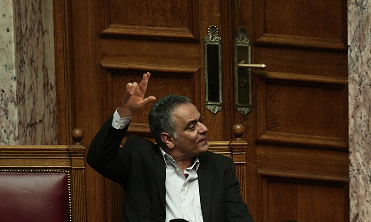 Το επίμαχο στιγμιότυπο από την ψηφοφορία της 27ης Σεπτεμβρίου όταν ο Πάνος Σκουρλέτης ΔΕΝ ψήφισε την ιδιωτικοποίηση της ΔΕΗ, ψηφίζοντάς την