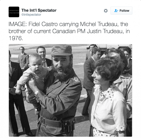 Η λεζάντα της φωτογραφίας λέει: Ο Φιντέλ Κάστρο κρατά τον Μάικλ Τριντό, τον αδελφό του σημερινού καναδού πρωθυπουργού Τζάστιν Τριντό το 1976». Λεπτομέρεια: Ο Τζάστιν είχε γεννηθεί το 1971