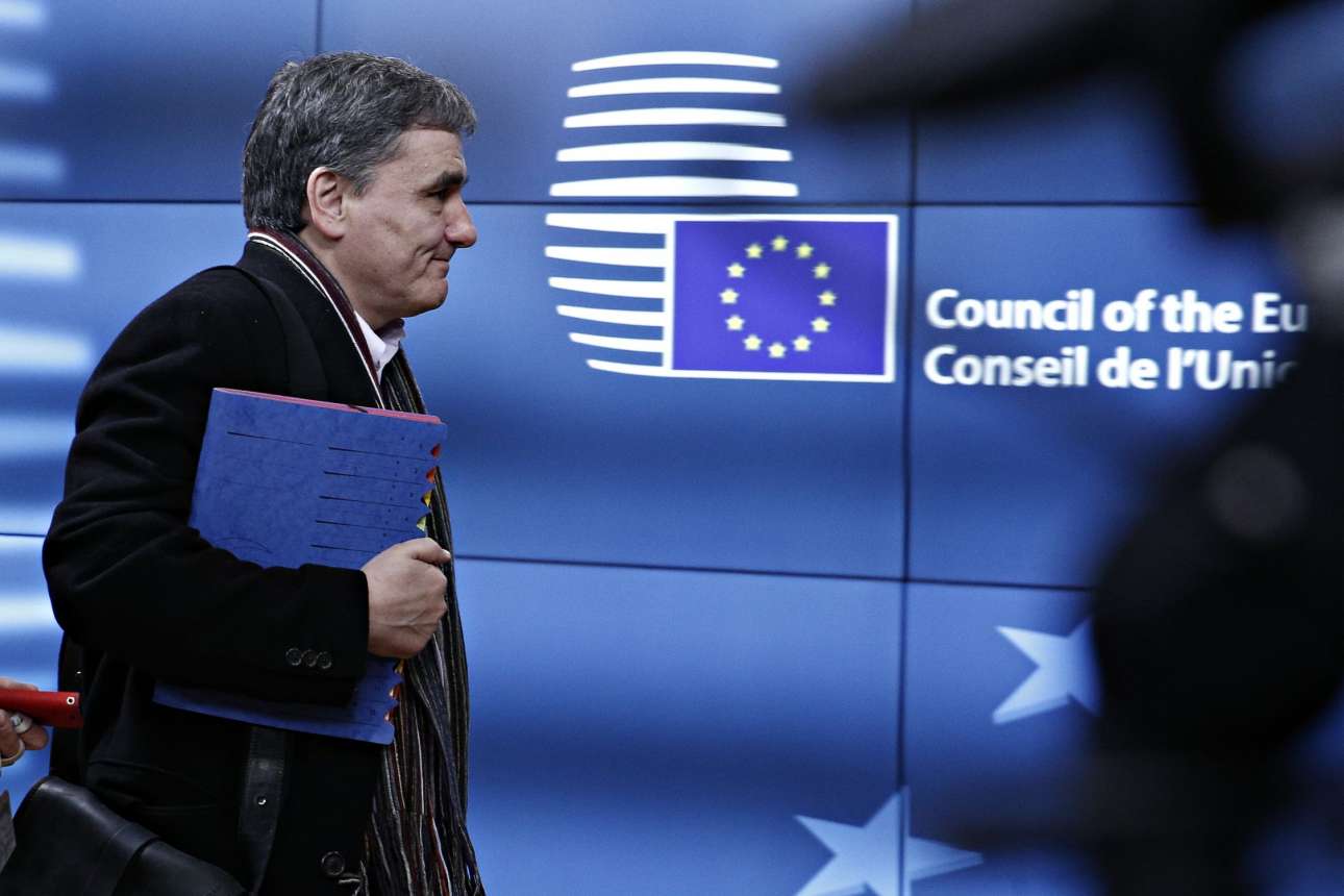 Ο Ευκλείδης Τσακαλώτος προσέρχεται στη συνεδρίαση με σφιγμένο χαμόγελο