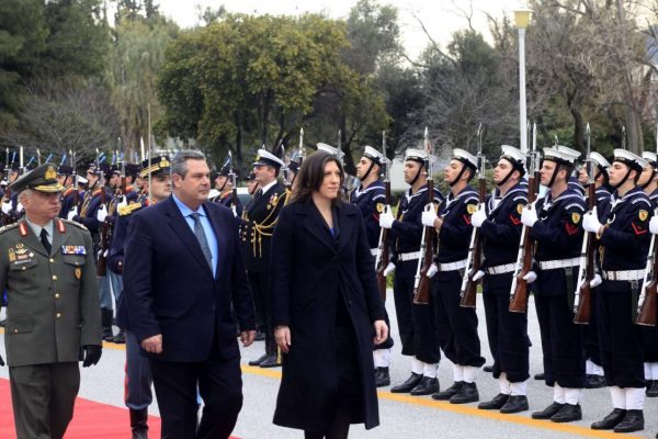 Ο Πάνος Καμμένος υποδέχεται τη Ζωή Κωνσταντοπούλου στο Πεντάγωνο. Το «μεγαλείο» της σκηνής δεν μπορεί να υπερκαλύψει το γέλιο που βγάζει