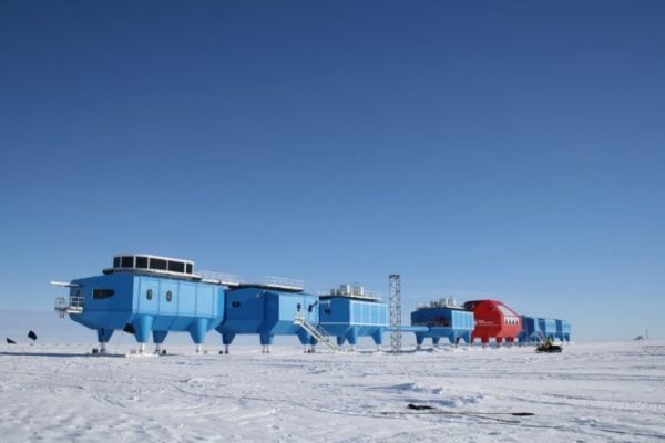 Halley-VI-Research-Station-modules-at-the-old-site-736x491