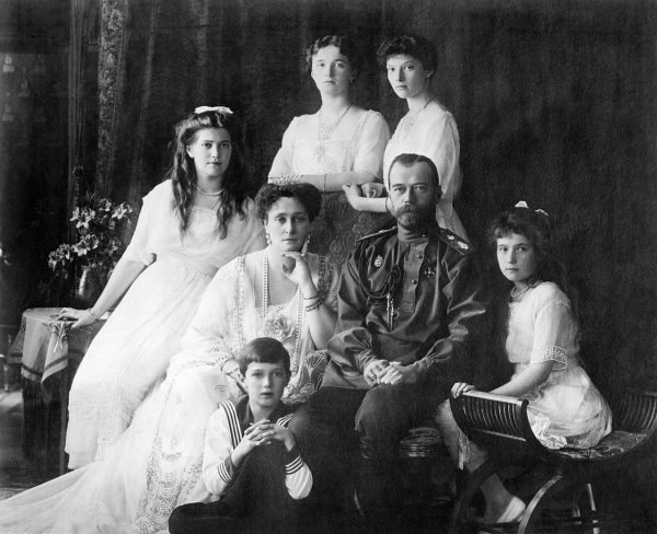 1280px-Family_Nicholas_II_of_Russia_ca._1914