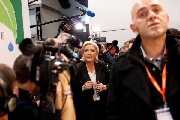 Η Μαρίν Λεπέν σε στιγμιότυπο από την επίσκεψή της στο Επιχειρηματικό Σαλόνι στο Παρίσι REUTERS/Benoit Tessier