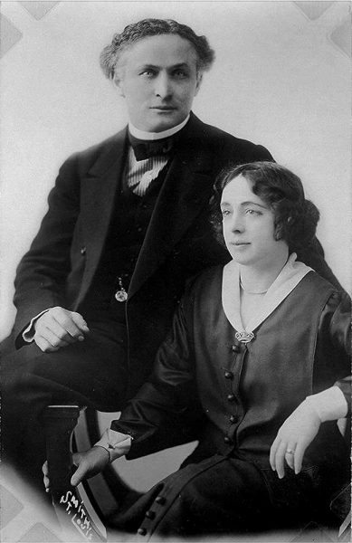 Harry_Houdini_and_his_wife