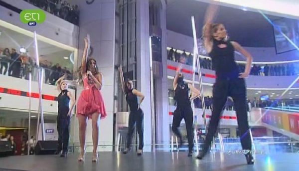 H Demy επί σκηνής (ert)