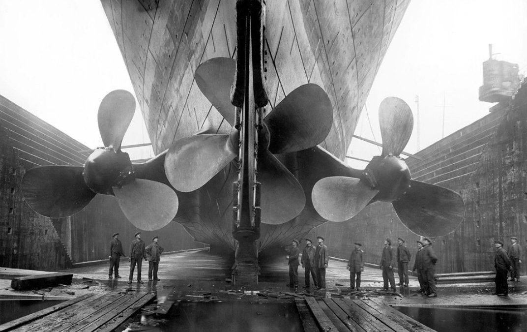 1280px-Titanic's_propellers963.jpg__1072x0_q85_upscale