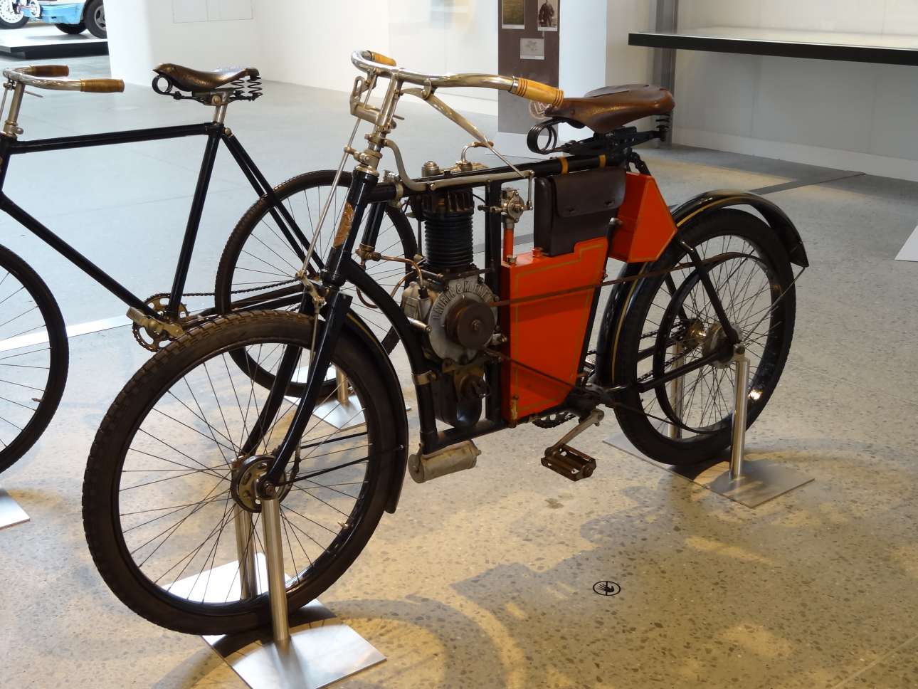 2014_Škoda_Museum,_L&K_motocykleta_typ_B_1902_01