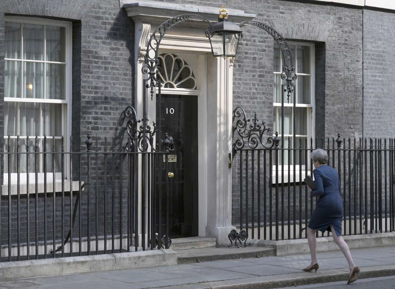 2017-04-18T104200Z_12461500_LR1ED4I0TPPMW_RTRMADP_3_BRITAIN-EU-MAY