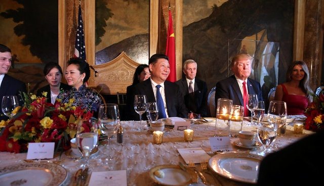 Chinese President Xi Jinping and U.S. President Donald Trump attend a dinner accompanied by first ladies Peng Liyuan (2nd-L) and Melania Trump (R) at Trump's Mar-a-Lago estate in West Palm Beach, Florida, U.S., April 6, 2017. REUTERS/Carlos Barria