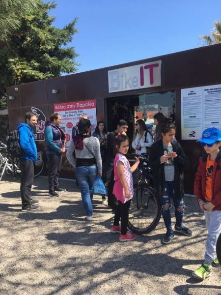 Η ουρά είναι από ενδιαφερόμενους να νοικιάσουν ποδήλατα. Το κατάστημα ήταν sold out!