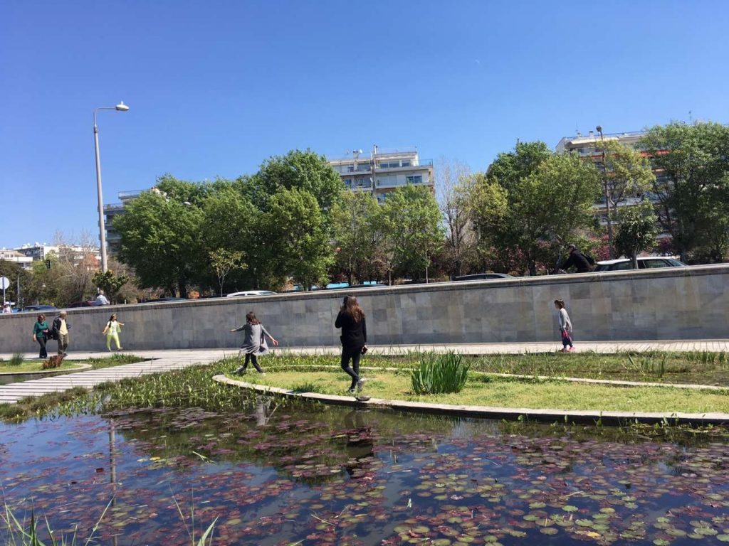 Στις λίμνες με τα νούφαρα, τις χελώνες και τα ψάρια. Ναι, είναι Θεσσαλονίκη, δίπλα στο κέντρο...