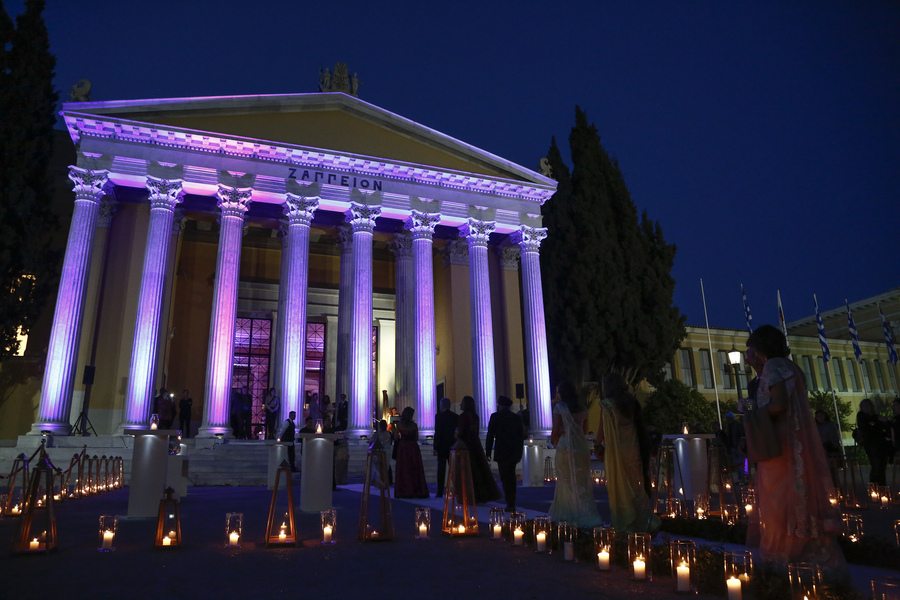 Προσκεκλημένοι προσέρχονται σε δεξίωση ινδικού υπερπολυτελή γάμου, στο Ζάππειο Μέγαρο, Αθήνα, Κυριακή 9 Απριλίου 2017. Σύμφωνα με όσα αναφέρει η "Καθημερινή", για τις ανάγκες φιλοξενίας των περίπου 400 καλεσμένων έχει κλειστεί όλο το King George και μεγάλο μέρος της "Μεγάλης Βρεταννίας", ενώ για την παροχή ξενοδοχειακών υπηρεσιών, την εστίαση και την πραγματοποίηση άλλων παράλληλων εκδηλώσεων αναμένεται σε διάστημα 4 ημερών να δαπανηθεί ποσό μεγαλύτερο των 500.000 ευρώ. Οι οικογένειες του γαμπρού και της νύφης, με καταγωγή από την Ινδία, δραστηριοποιούνται στη Νιγηρία και στο Λονδίνο. ΑΠΕ-ΜΠΕ/ ΑΠΕ-ΜΠΕ/ ΓΙΑΝΝΗΣ ΚΟΛΕΣΙΔΗΣ