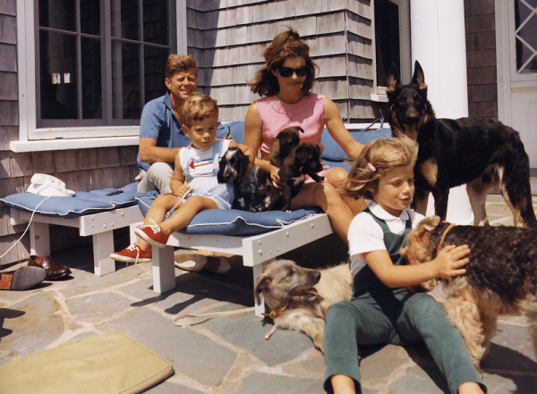 800px-Kennedy_Family_with_Dogs_During_a_Weekend_at_Hyannisport_1963-crop