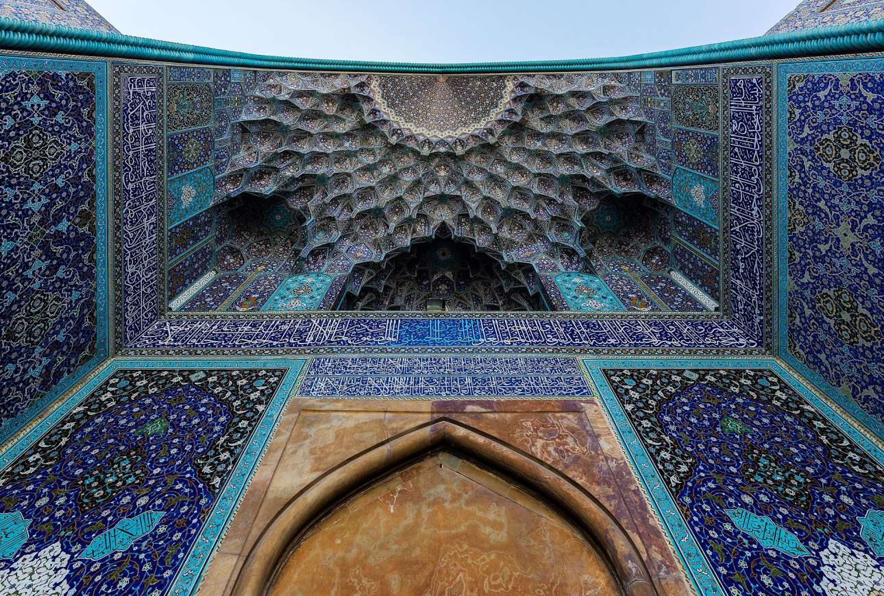 Τζαμί Σαχ, Ισφαχάν. Το 1598 ο Σαχ Αμπάς μετέφερε την περσική πρωτεύουσα στο Ισφαχάν. Εκεί χτίστηκε στις αρχές του 17ου αιώνα από τη δυναστεία των Σαφαβιδών το τζαμί Σαχ (ή τζαμί του Ιμάμη), ένα από τα αριστουργήματα της περσικής αρχιτεκτονικής. Για τη δημιουργία του κατασκευάστηκαν αναρίθμητα πλακάκια στα οποία κυριαρχούν μοτίβα σε χρώματα μπλε ελεκτρίκ, τιρκουάζ, πράσινο, ροζ, κίτρινο και λευκό που αντανακλούν την αγάπη των Ιρανών για τη φύση