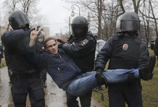 Στις 28 Απριλίου το αντικυβερνητικό κίνημα Ανοιχτή Ρωσία» πραγματοποίησε διαδηλώσεις σε όλη την χώρα (όπως και στις 26 Μαρτίου). Στη φωτό διαδηλωτής στην Αγία Πετρούπολη συλλαμβάνεται από αστυνομικούς (REUTERS/ Anton Vaganov)